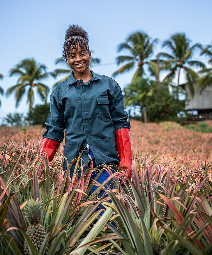 Etudiante en BTSA Développement de l'agriculture des régions chaudes à Guadeloupe Agro-Campus dans un champ d'ananas. 